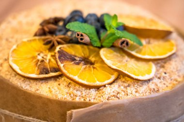 Masadaki lezzetli limonlu turta