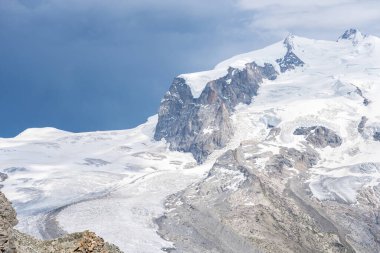 İsviçre, Zermatt 'taki Matterhorn' da güzel bir buzul.