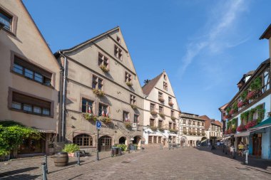 Kaysersberg, Alsace, Fransa 'da renkli yarı keresteli evler