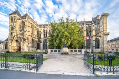 Chalons Katedrali (Fransızca: Cathedrale Saint-Etienne de Chalons) Fransa 'nın Chalons-en-Champagne şehrinde bulunan Katolik kilisesidir.