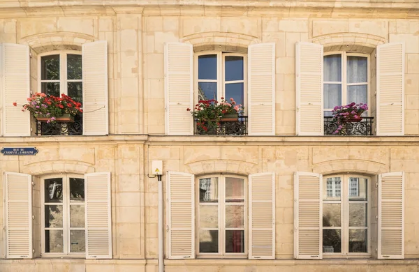法国有旧窗户的建筑立面 — 图库照片