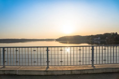 Güzel günbatımı gökyüzü ile sakin göl manzarası