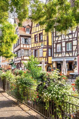 Colmar, Alsace, Fransa 'da renkli yarı keresteli evler