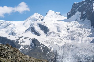 İsviçre, Zermatt 'taki Matterhorn' da güzel bir buzul.