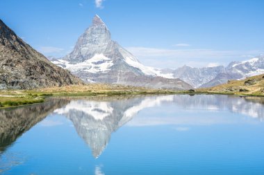 Riffelsee 'de bir yaz gününde Matterhorn yansıması, Zermatt, İsviçre