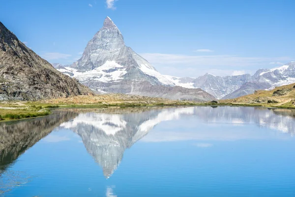 Reflexión Matterhorn Riffelsee Día Verano Zermatt Suiza —  Fotos de Stock