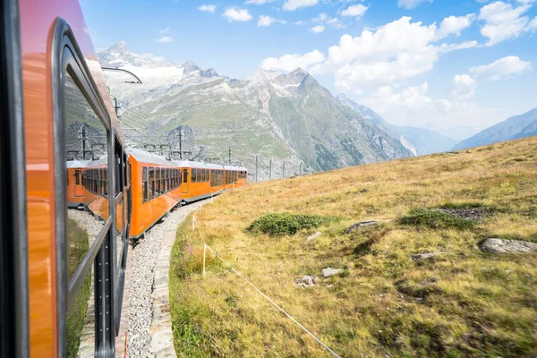 スイスのツェルマットからゴルナーグラートまでの有名な歯車列車 — ストック写真