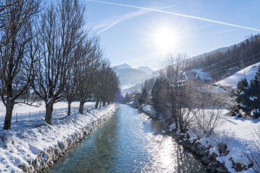 Güneşli bir günde güzel kar dağları manzarası