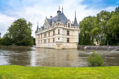 Ünlü ortaçağ şatosu Chateau d 'Azay-le-Rideau, Fransa