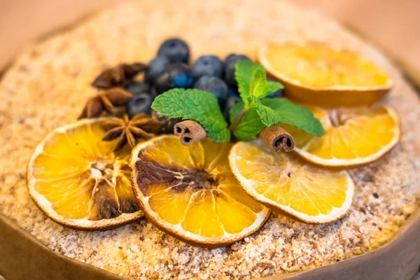 Masadaki lezzetli limonlu turta