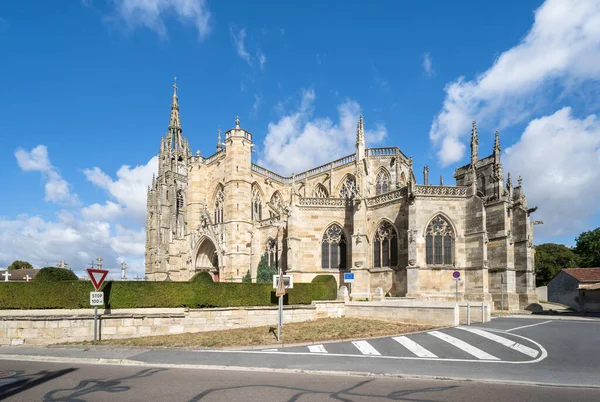 フランスの玉座の聖母大聖堂のバジリク ノートルダム大聖堂 — ストック写真