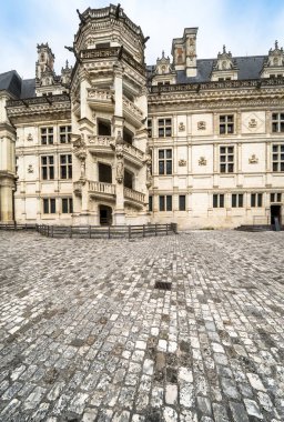 Ünlü ortaçağ kalesi Chateau Royal de Blois, Fransa