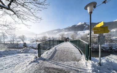 Güneşli bir günde güzel kar dağları manzarası