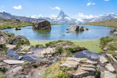 Alp manzarası ünlü Matterhorn tepesi ve Stellisee, Zermatt, İsviçre