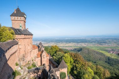 Vosges dağlarındaki Chateau du Haut-Koenigsbourg, Alsace, Fransa