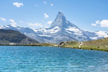 Alp manzarası ünlü Matterhorn tepesi ve Stellisee, Zermatt, İsviçre