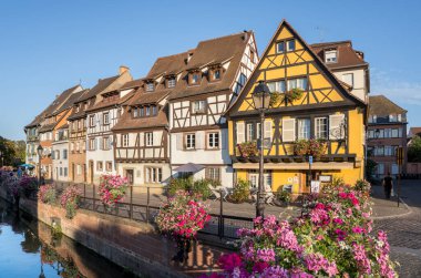 Colmar, Alsace, Fransa 'da renkli yarı keresteli evler