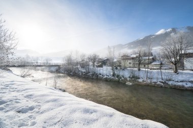 Güneşli bir günde güzel kar dağları manzarası