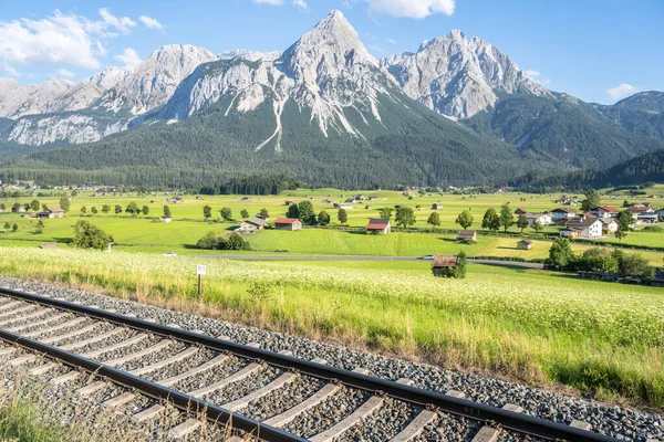 Spoorweg Met Prachtige Berg Zugspitze Achtergrond Ehrwald Duitsland — Stockfoto