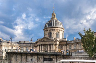 Paris 'teki Institut de France binası. Fransız Bilimler Akademisi