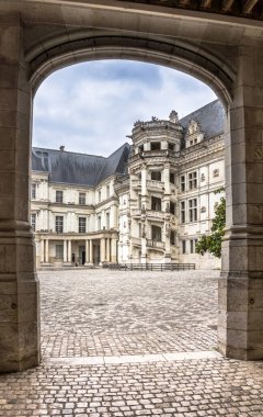 Ünlü ortaçağ kalesi Chateau Royal de Blois, Fransa