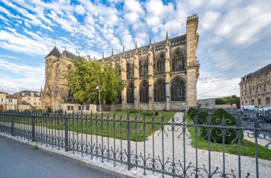 Chalons Katedrali (Fransızca: Cathedrale Saint-Etienne de Chalons) Fransa 'nın Chalons-en-Champagne şehrinde bulunan Katolik kilisesidir.