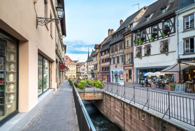 Colmar, Alsace, Fransa 'da renkli yarı keresteli evler