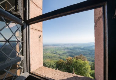 Vosges dağlarındaki Chateau du Haut-Koenigsbourg, Alsace, Fransa