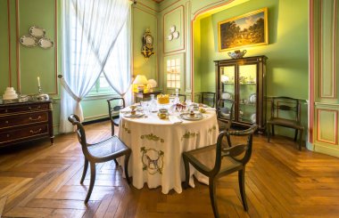 Fransa 'nın ünlü ortaçağ şatosu Cheverny Chateau' nun içinde.