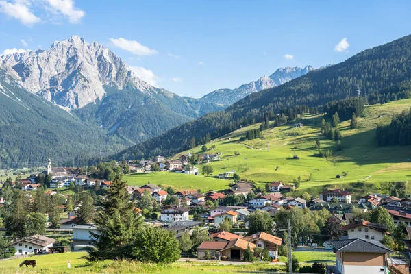 Zugspitze Yakınlarındaki Austiran Alplerindeki Alp Köyü — Stok fotoğraf