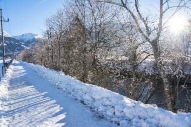 Güneşli bir günde güzel kar dağları manzarası