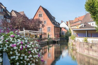Colmar, Alsace, Fransa 'da renkli yarı keresteli evler