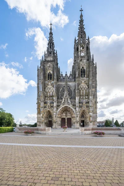 フランスの玉座の聖母大聖堂のバジリク ノートルダム大聖堂 — ストック写真