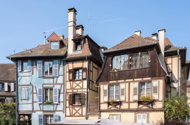 Colmar, Alsace, Fransa 'da renkli yarı keresteli evler