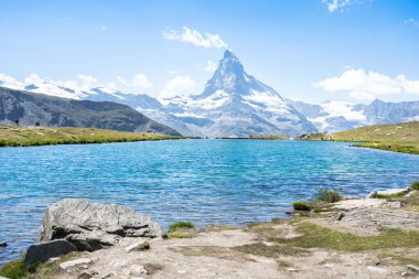 Alp manzarası ünlü Matterhorn tepesi ve Stellisee, Zermatt, İsviçre