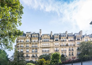 Fransa Eyfel Kulesi yakınlarındaki Paris 'te güzel binalar