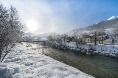 Güneşli bir günde güzel kar dağları manzarası