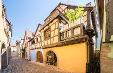 Riquewihr, Alsace, Fransa 'da renkli yarı keresteli evler