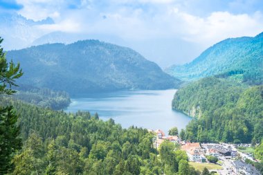 Almanya, Hohenschwangau 'daki güzel Alpsee manzarası
