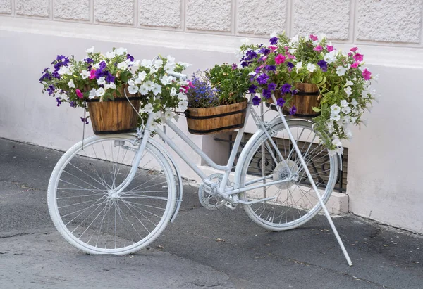 Hermosa Bicicleta Vieja Con Flores —  Fotos de Stock