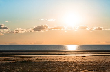 Almanya 'nın Bataklık-Peter-Tarikatı' nda Kuzey Denizi 'nde gün batımından sonra