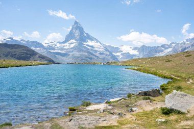 Alp manzarası ünlü Matterhorn tepesi ve Stellisee, Zermatt, İsviçre