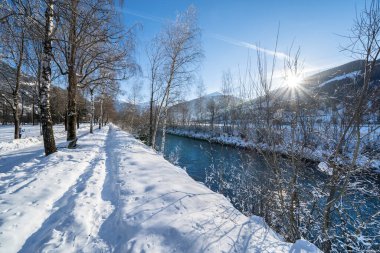 Güneşli bir günde güzel kar dağları manzarası