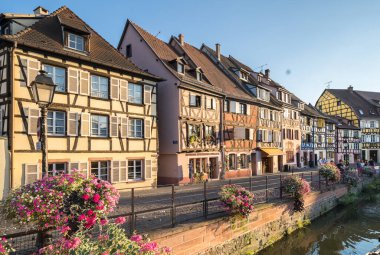 Colmar, Alsace, Fransa 'da renkli yarı keresteli evler