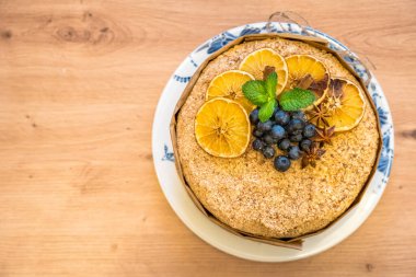 Masadaki lezzetli limonlu turta