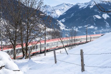 Güneşli bir günde güzel kar dağları manzarası