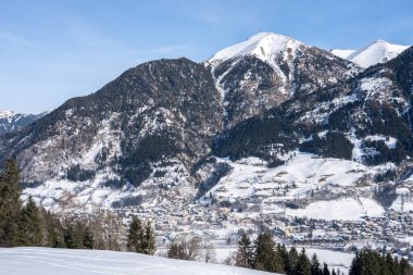 Güneşli bir günde güzel kar dağları manzarası