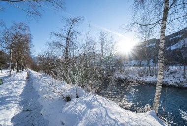 Güneşli bir günde güzel kar dağları manzarası