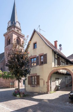 Bergheim, Alsace, Fransa 'da renkli yarı keresteli evler