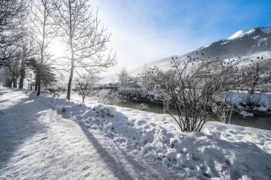 Güneşli bir günde güzel kar dağları manzarası